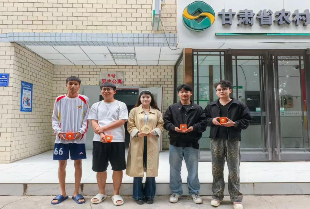 中秋送慰问，暖了学子心