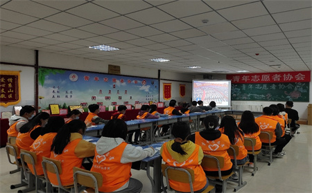 taptap苹果下载校团委青年志愿者协会学习“两会精神”活动
