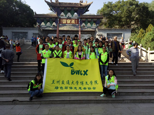 我院绿色环保志愿者参加“善待生命，做猫狗负责任的主人”活动
